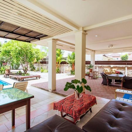 Captivating 3-Bed Villa In Muang Pattaya Nong Prue Exterior foto