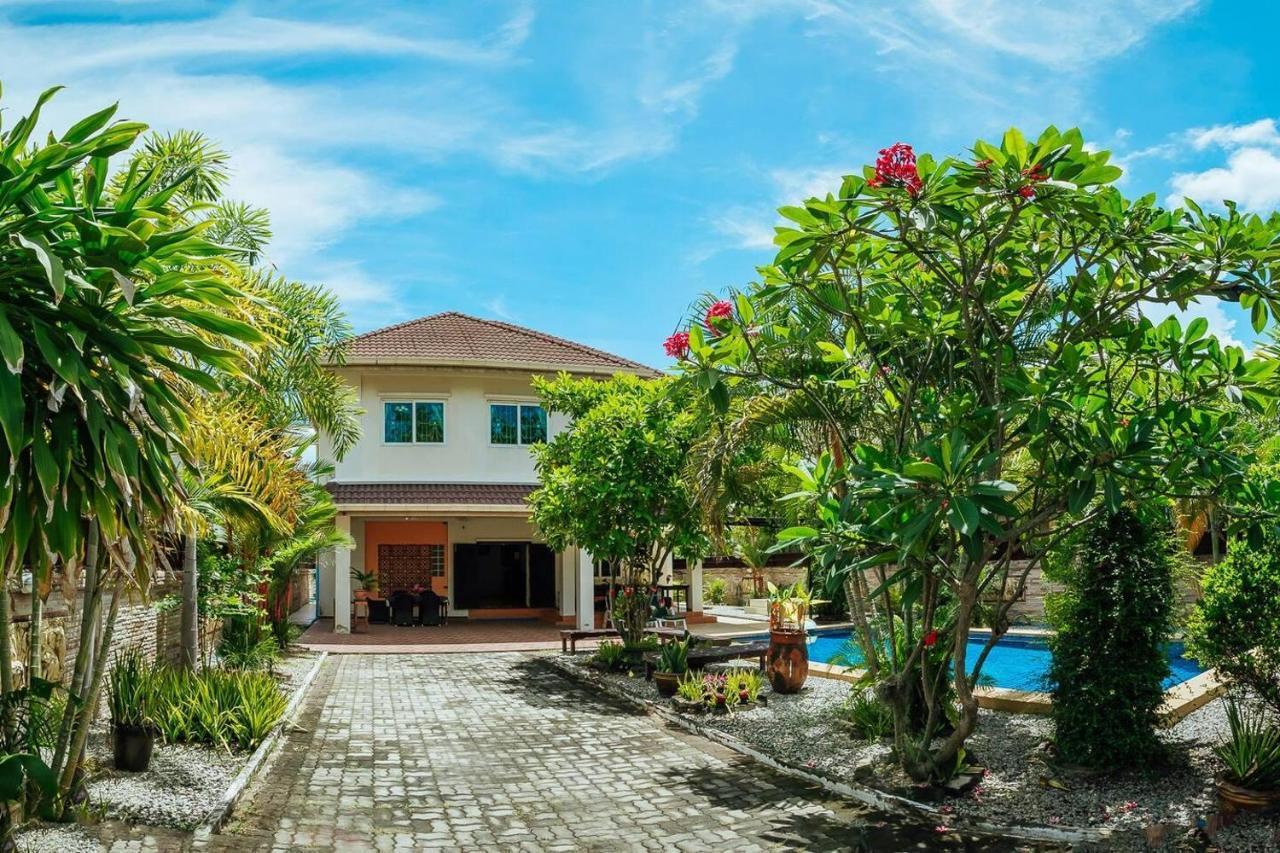 Captivating 3-Bed Villa In Muang Pattaya Nong Prue Exterior foto