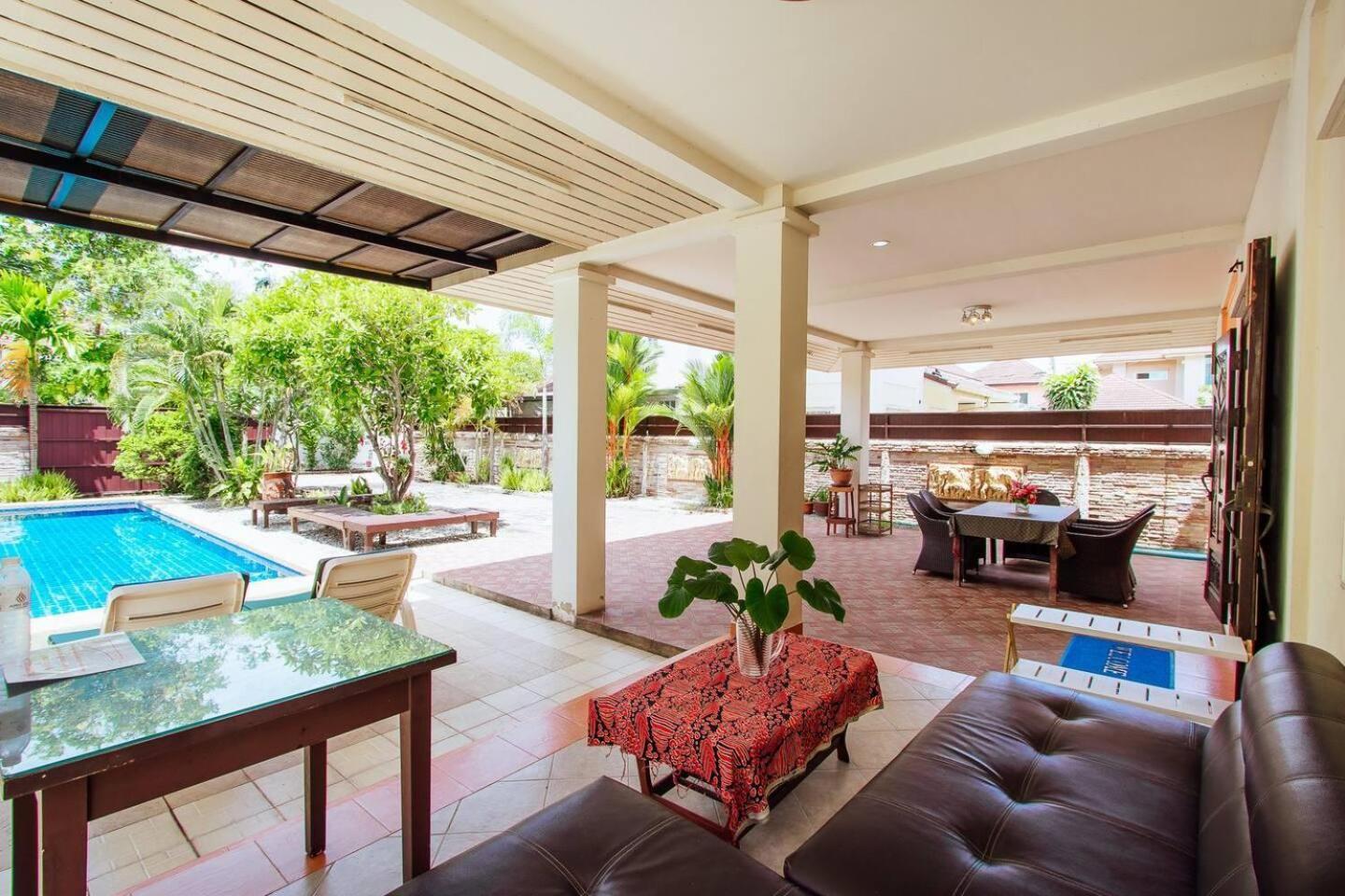 Captivating 3-Bed Villa In Muang Pattaya Nong Prue Exterior foto